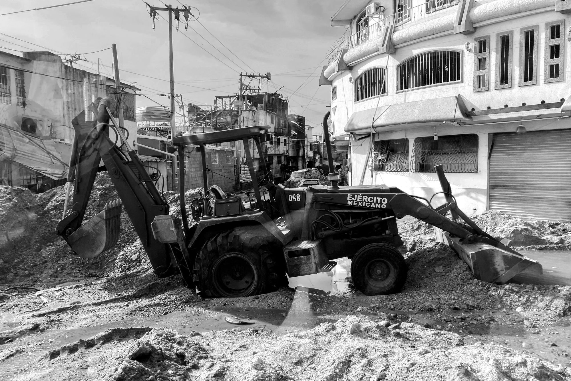 PHOTO: Acapulco is falling apart after it got smashed by the hurricane. Who is gonna help the people?