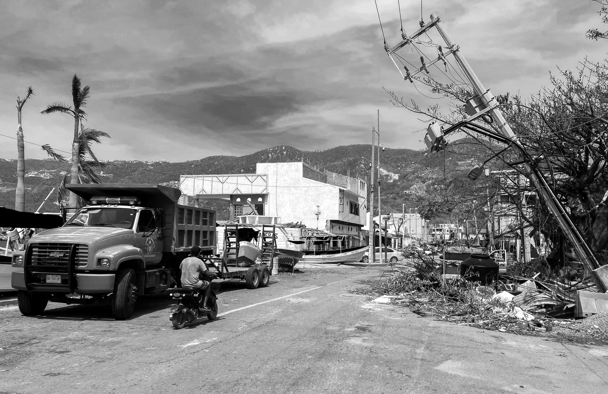 PHOTO: Acapulco is falling apart after it got smashed by the hurricane. Who is gonna help the people?