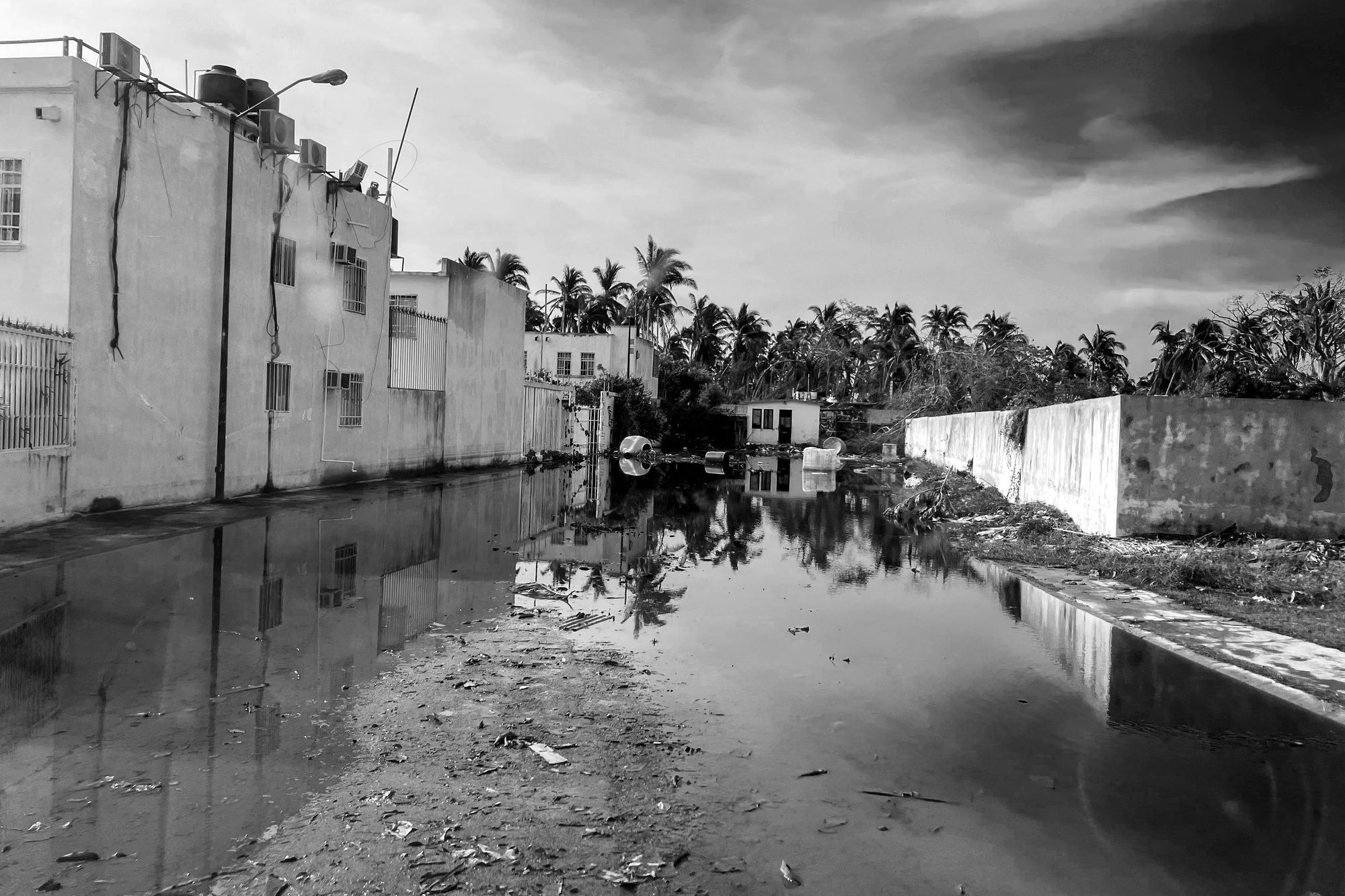 PHOTO: Acapulco is falling apart after it got smashed by the hurricane. Who is gonna help the people?