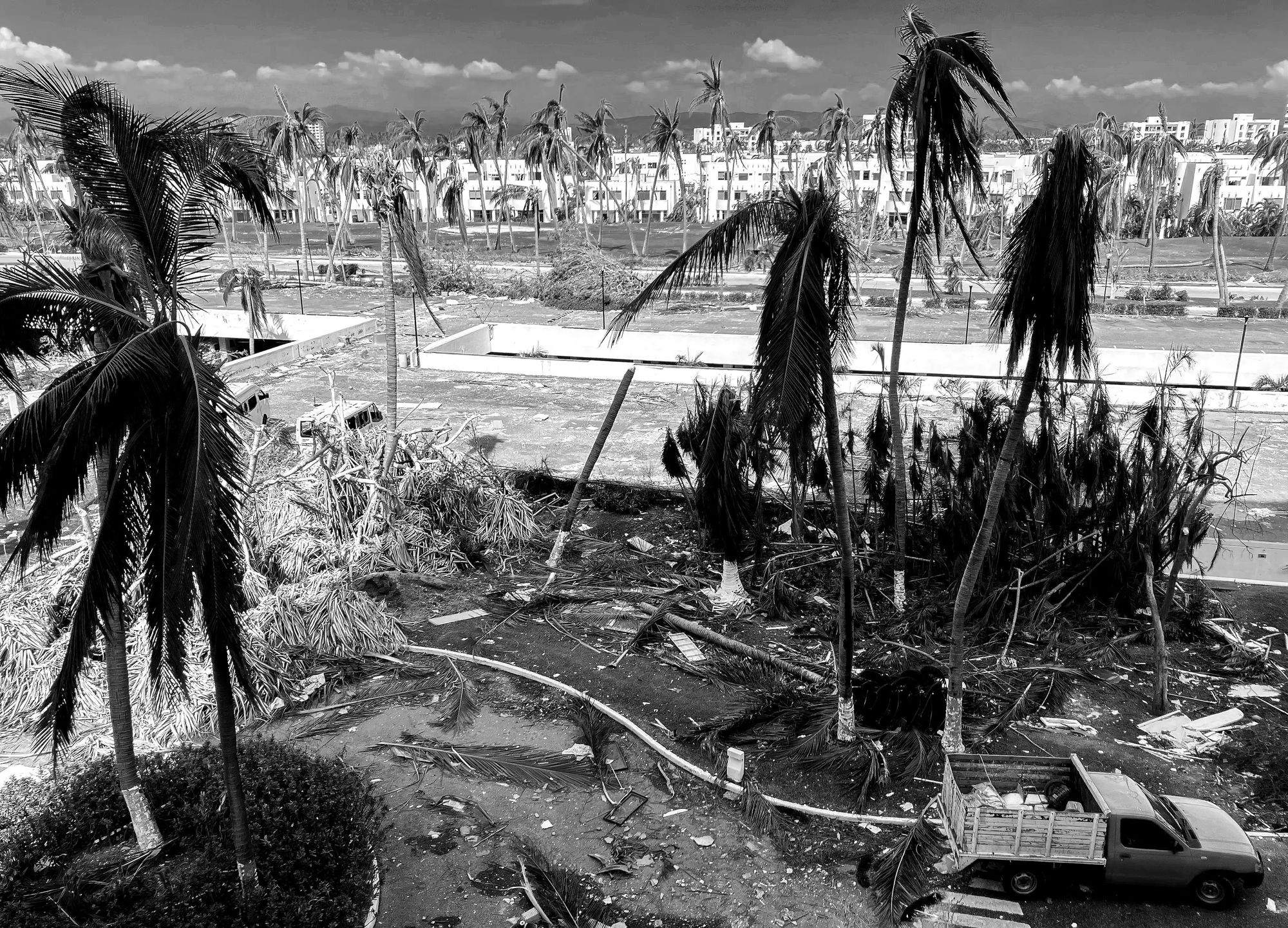 PHOTO: Acapulco is falling apart after it got smashed by the hurricane. Who is gonna help the people?