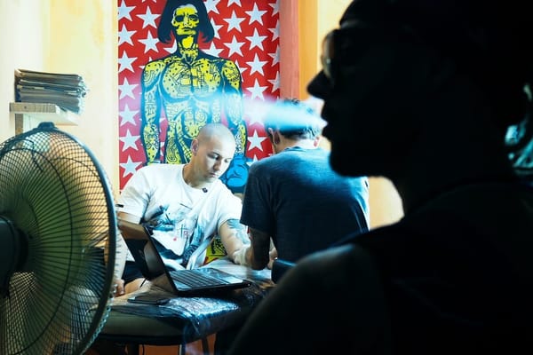 In an improvised tattoo studio in Havana. (Photo: Václav Lang)